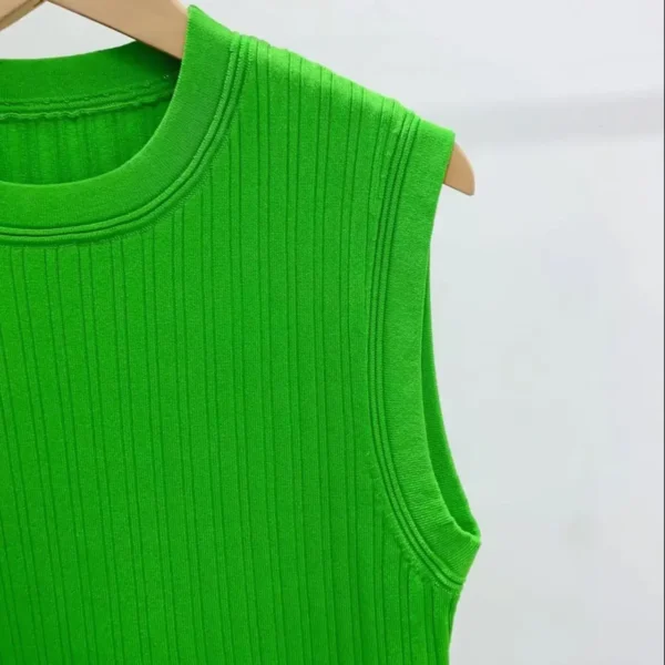 Green prom dress with sleeveless A-line, elastic waist, and metal buttons - Image 3